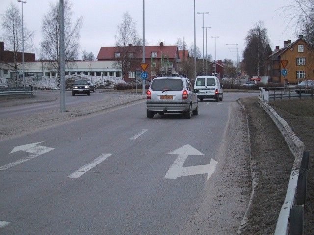 Umeå roundabout 11APR02